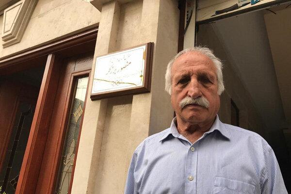 پلاک افتخار بر سر در منزل منصور برزگر نصب شد