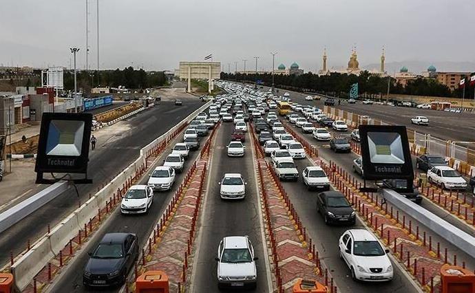 بارش باران در جاده های 16 استان، ترافیک در آزادراه کرج-تهران بارش باران در جاده های 16 استان، ترافیک در آزادراه کرج-تهران سنگین است