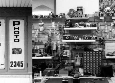 یک تعمیرگاه کوچک دوربین در بالتیمور که فعلا همراه انقلاب دیجیتال نشده و ایده برای ساختن موزه های خصوصی، فروشگاه ها و تعمیرگاه های وسایل فناورانه دهه های قبل