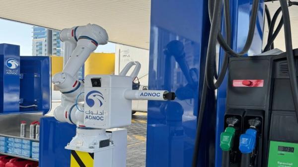 ببینید، در پمپ های بنزین امارات نیازی نیست پیاده شوید، ربات ها خودشان بنزین می زنند!