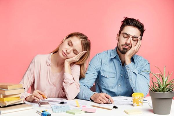 همواره خسته ها بخوانند؛ دلایل احساس خستگی دائمی